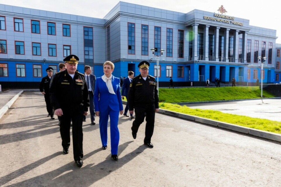 Navy Commander Vladimir Korolyov and Murmansk Governor Marina Kovtun in front of the new Nakhimov Naval School. Photo: mrnvmu.mil.ru