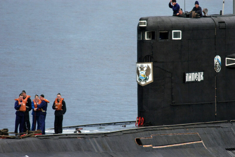 Crew on deck og a Russian Northern Fleet submarine. Photo: Thomas Nilsen