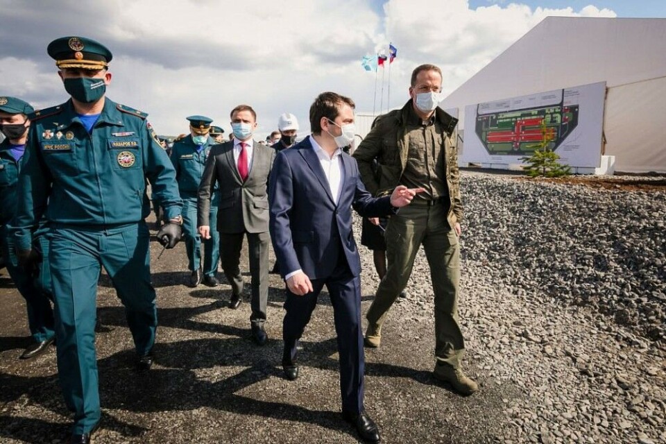 Murmansk Govenror Andrey Chibis (center) shows Deputy Minister of Emergency Situations Andrey Gurovich around in the 10,000 square meter facility. Photo: gov-murman.ru
