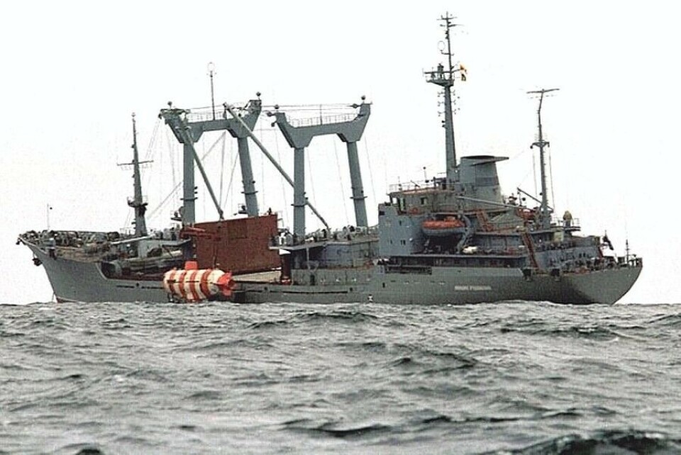 Russian navy tries to put the rescue submarine AS-34 into the waters in a failed rescue attempt where the Kursk submarine sank in the Barents Sea in August 2000. Photo: Northern Fleet