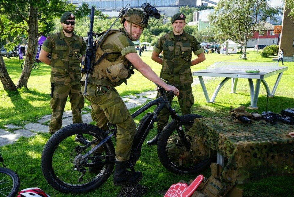 Soldier Kristian Jakobsen in full military gear is ready for test riding the electric bike. Photo: Thomas Nilsen