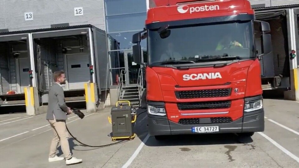 Norway's minister of environment, Sveinung Rotevatn, on Monday unplugged the charger as the 26 tons heavy battery powered postal service truck started the drive from Oslo to Tromsø. Photo: Ministry of Climate and Environment