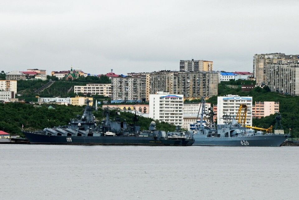 The large missile cruiser 'Admiral Ustinov' (left) and the destroyer 'Vice-Admiral Kulakov' at port in Severomorsk. Photo: Thomas Nilsen