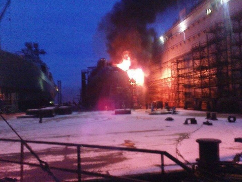 Пожар на стратегической АЛП К-84 в плавучем доке в Росляково. Декабрь 2011. Фото: Bloger51