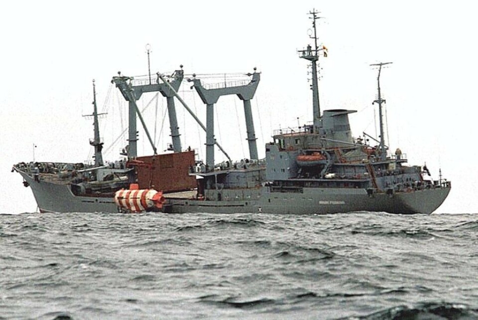 Russian navy tries to put the rescue submarine AS-34 into the waters in a failed rescue attempt where the Kursk submarine sank in the Barents Sea in August 2000. Photo: Russian Northern Fleet