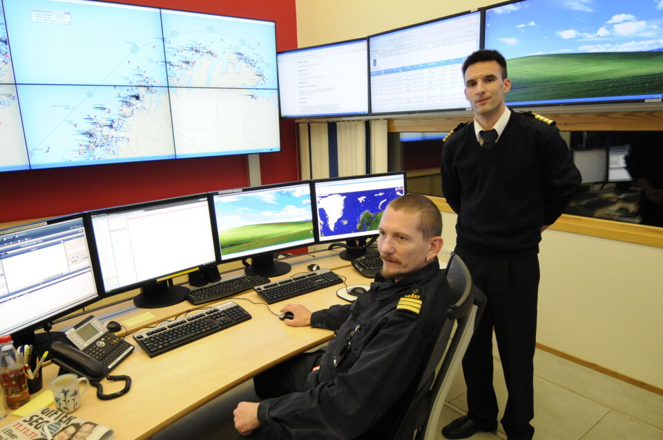 Ståle Sveinungsen (right) at VTS Vardø keeps track of all voyages along Norway’s Arctic coast. Photo: Thomas Nilsen