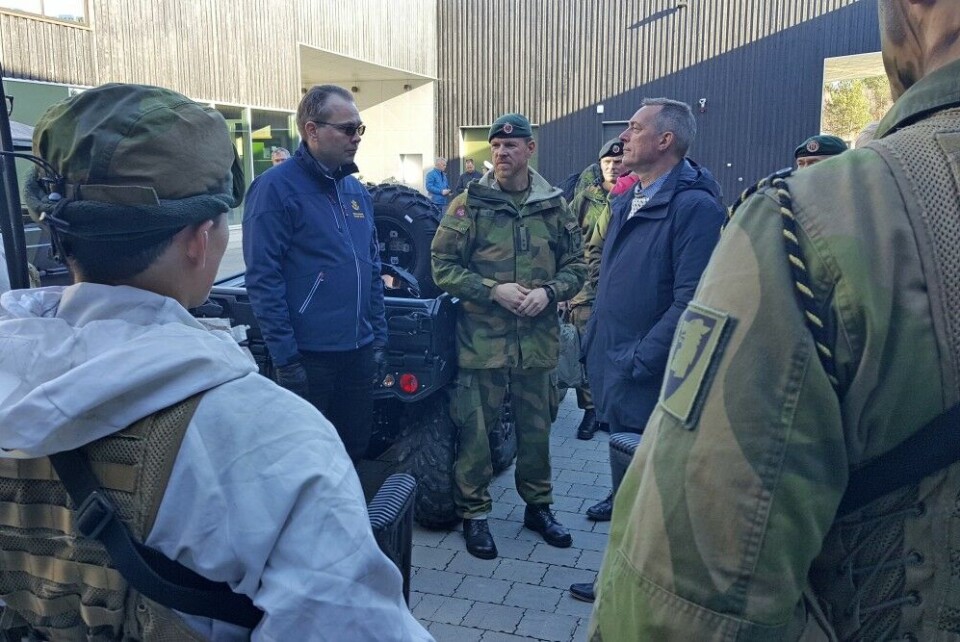 Finland's Defense Minister Jussi Niinistö (left) and Norway's Defense Minister Frank Bakke-Jensen visiting soldiers at Norway's border to Russia in the Pasvik valley in 2018. Photo: Thomas Nilsen