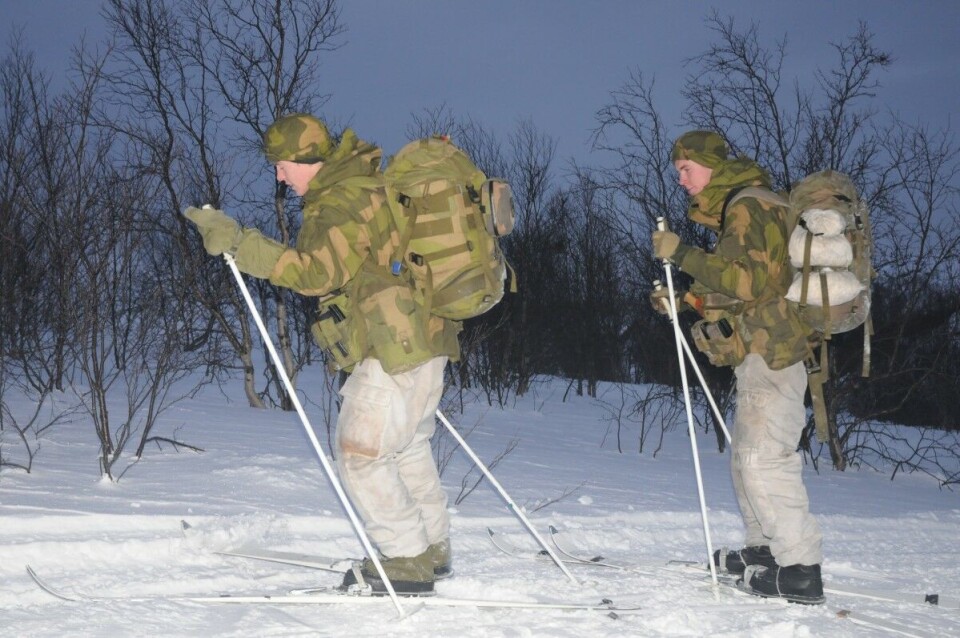 This is how it really looks like on Norway’s border to Russia: Border guard soldiers on duty skiing in the terrain. Photo: Thomas Nilsen