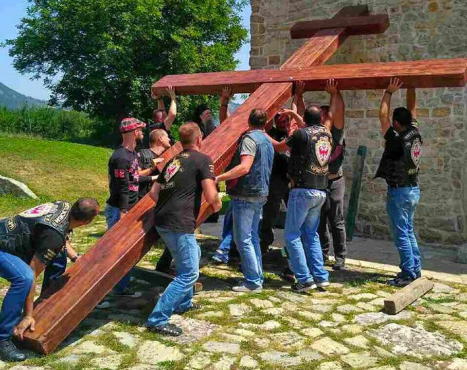 Крест изготовили в черногорском монастыре. Фото: nightwolves.ru