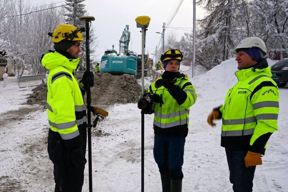 GPS data is essential in construction work. 10 cm wrong could force us to dig up and redo foundations, says Svein Sundquist (to the right). Photo: Thomas Nilsen