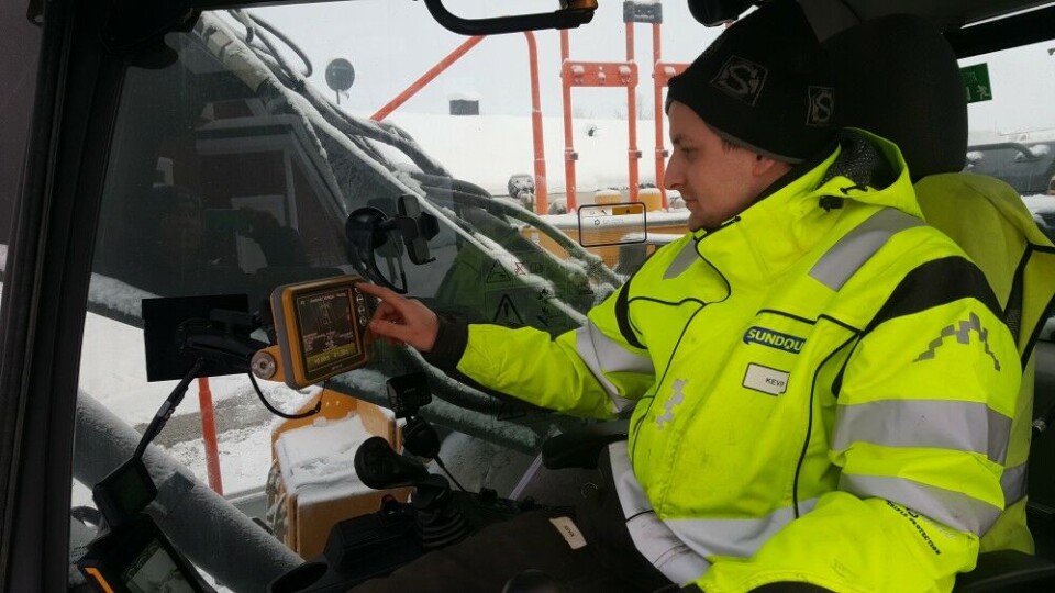 With the accuracy of the dig controlled by the GPS data to a centimeter or two, excavator operator Kevin Koppen shouldn’t have to do manual measuring of the depth when digging a trench. Photo: Thomas Nilsen