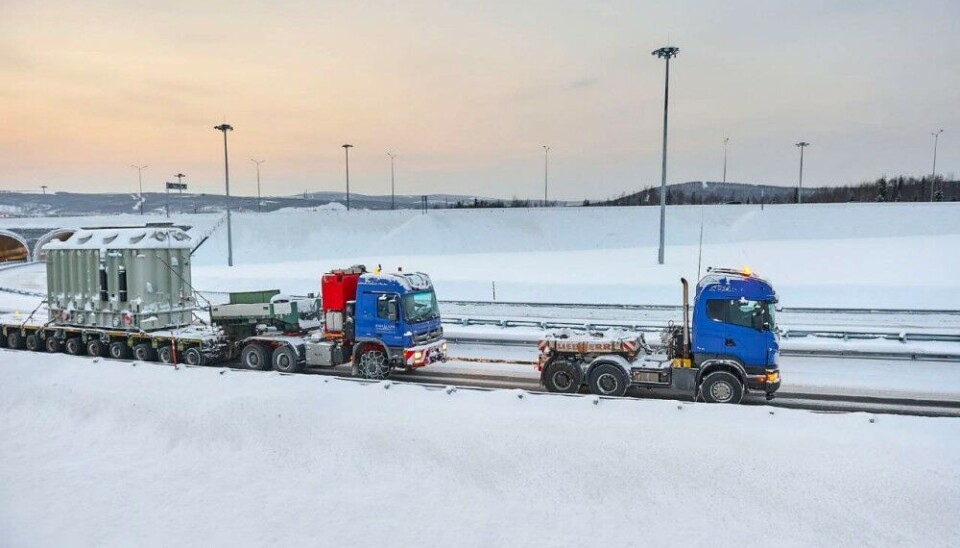 A 122 tonnes heavy transformator on its way to the Kola Wind Farm construction site. Photo: Gov-murman.ru