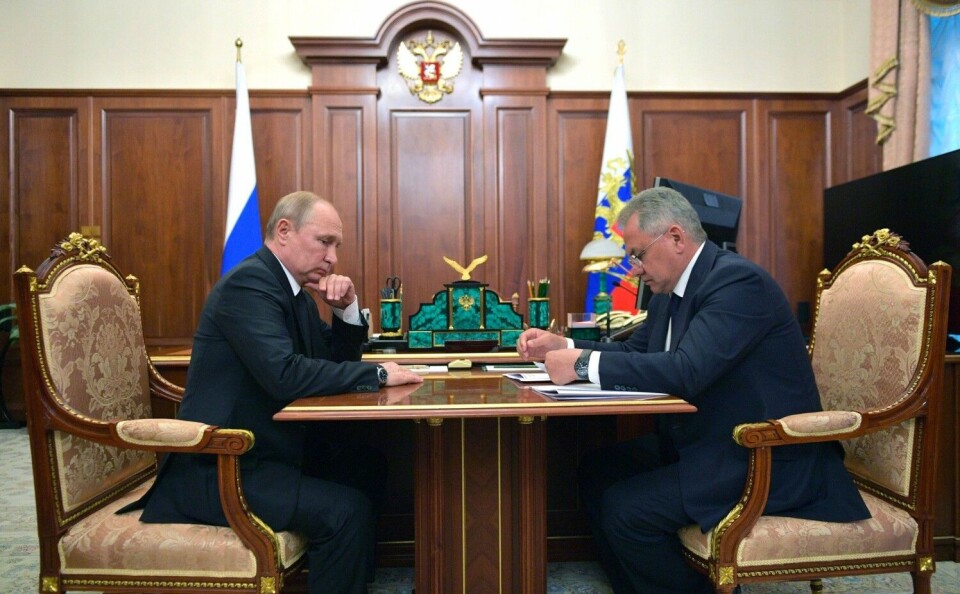 Serious talking between the president and the defense minister. Photo: Kremlin.ru
