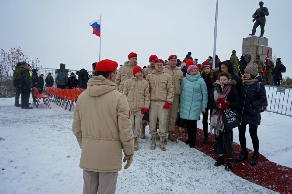 Leader of the Arkhangelsk regional branch of Yunarmiya, Sergey Tagaev, makes sure the kids are lined up in correct order before group photo in front of the statue in honor of fallen Soviet soldiers in Kirkenes. Photo: Thomas Nilsen