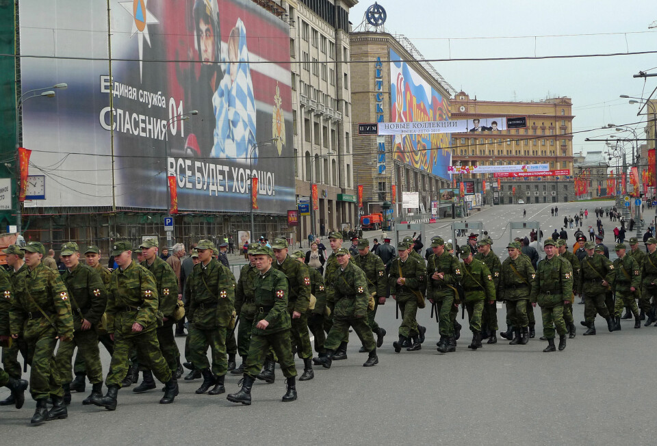 Russian soldiers in Moscow. Lubyanka in the top end of the street.Photo: Thomas Nilsen