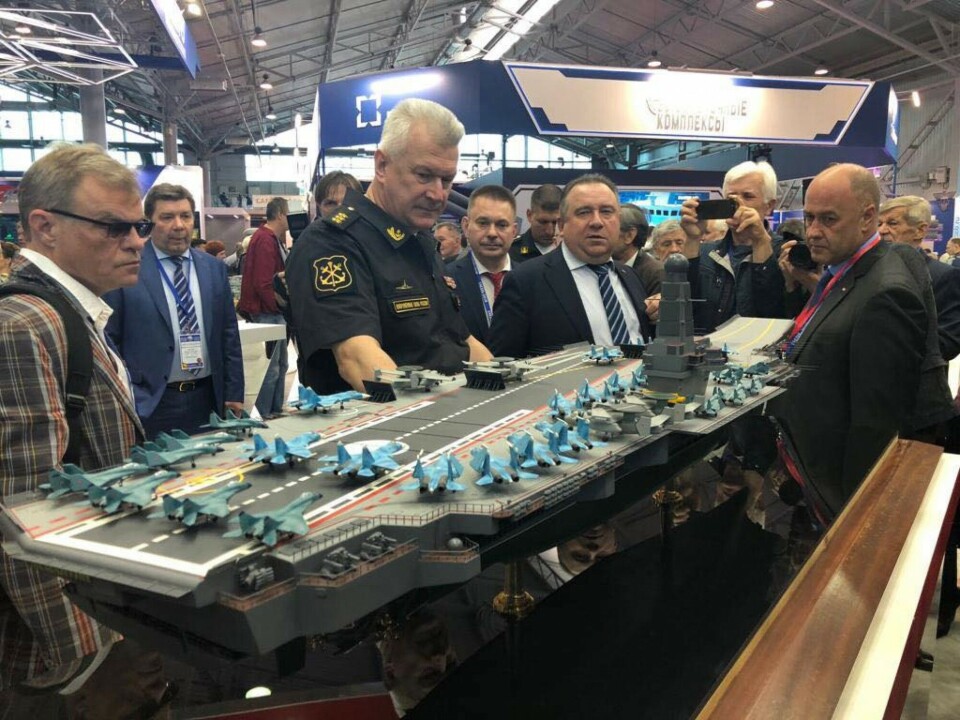 Navy head commander Nikolay Yevmenov looks at the “Lamantin” in St.Petersburg exhibition. Photo: aoosk.ru
