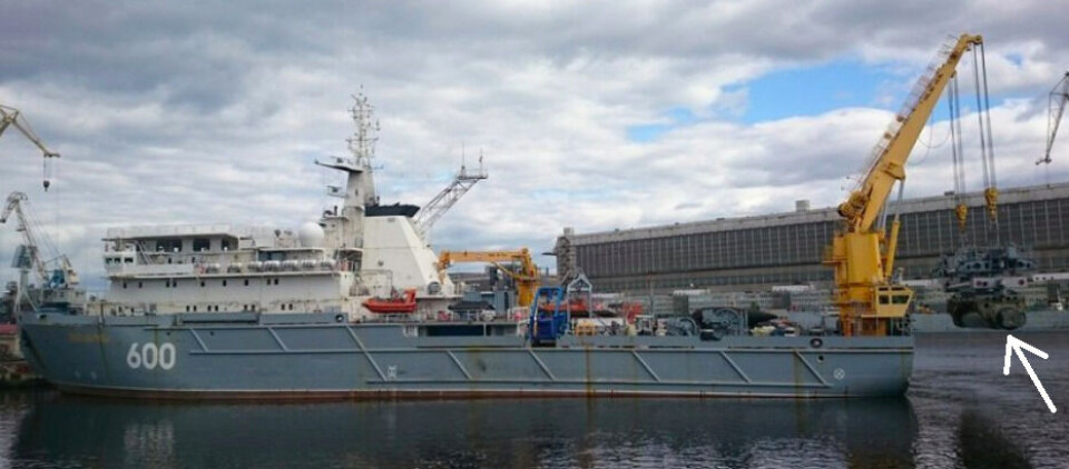 This photo posted by H I Sutton shows the Poseidon drone being lifted onboard the vessel “Zvezdochka” at the Sevmash yard in Severodvinsk.
