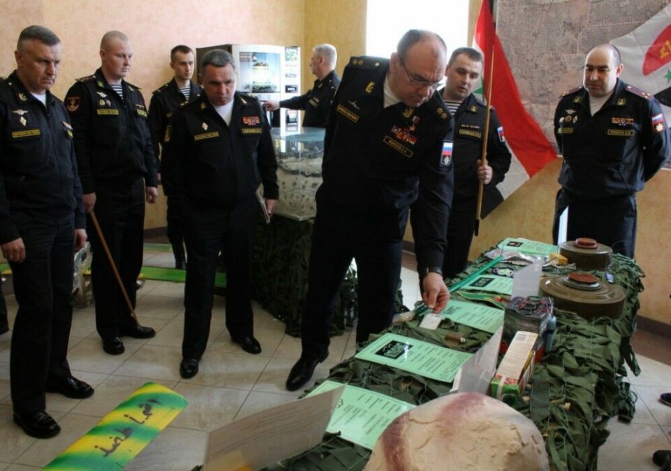 Northern Fleet Head Commander Aleksandr takes a look at equiment appliced in Syria. Photo: mil.ru