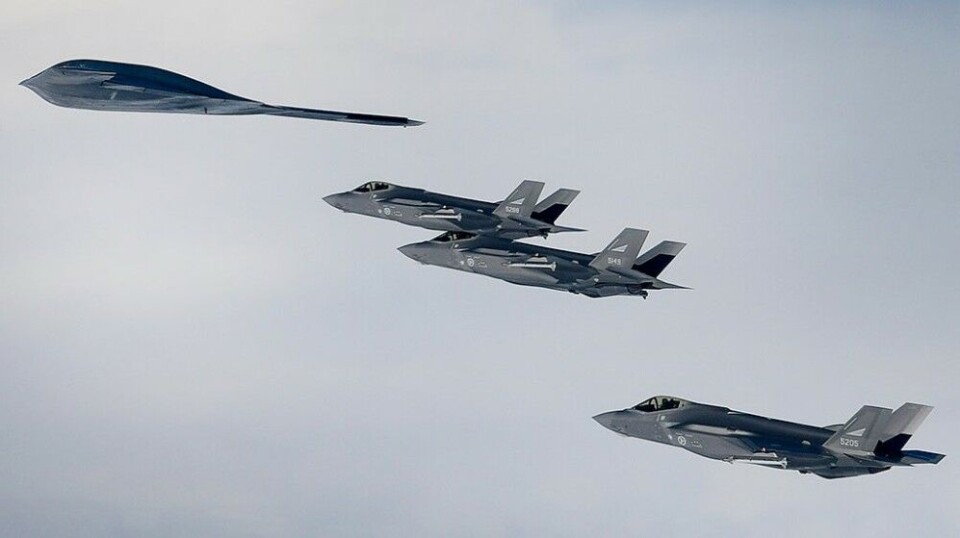 Three Norwegian F-35 flying together with the B-2 strategic bomber. Photo: U.S. Air Force / Master Sgt. Matthew Plew