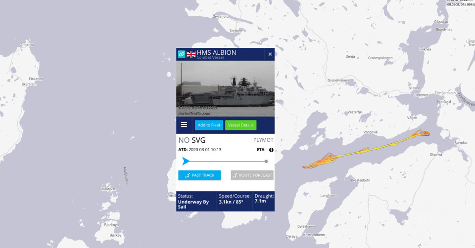 Сейчас HMS Albion находится за Полярным кругом к северу от Харстада. Снимок экрана сайта MarineTraffic.com