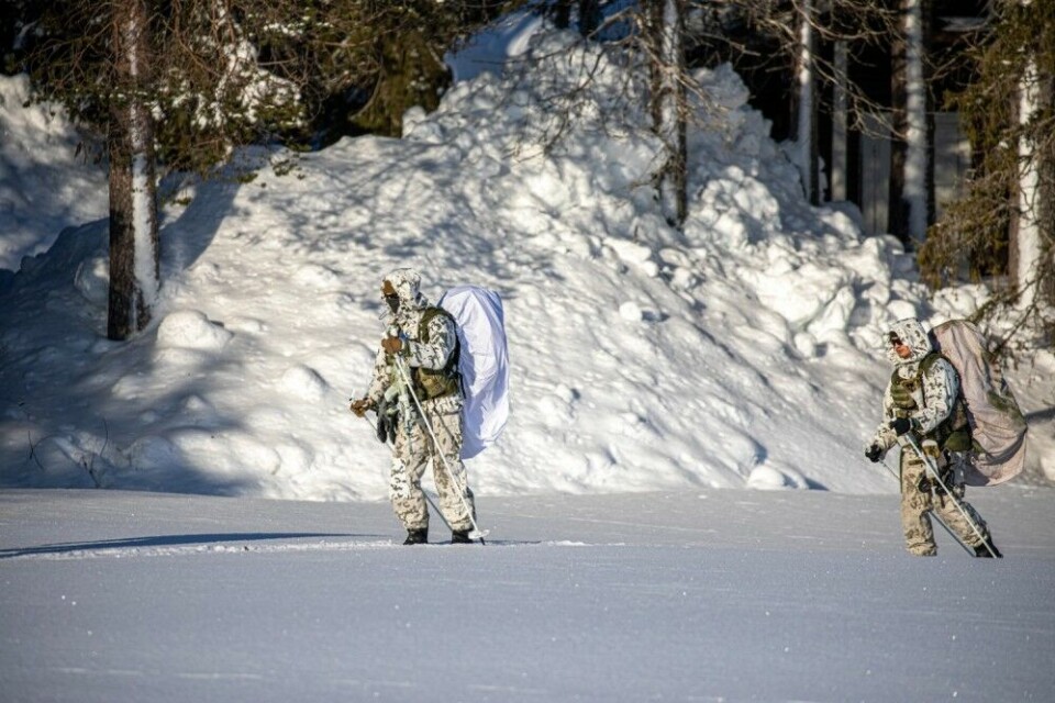 The soldiers are wearing white camouflage uniforms specially made for cold climate. Photo: Utti Jaeger Regiment