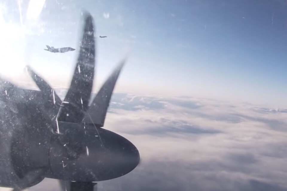 An exciting moment for the video-filmer in the Russian Tu-142 that in early March 2020 got two of Norway's new F-35 fighter jets approaching wing-by-wing. Photo: mil.ru