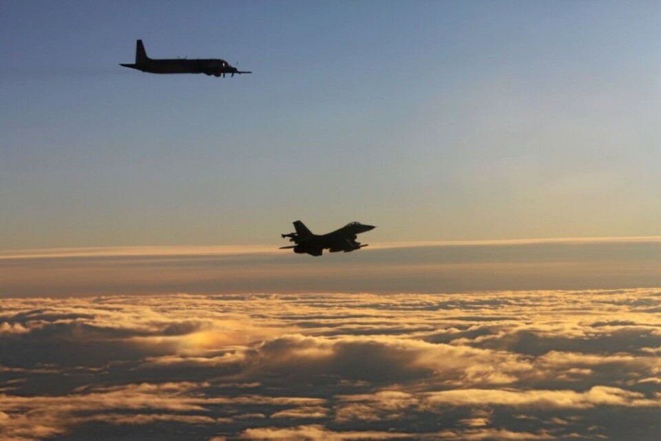 A Norwegian F-16 and a Russian Il-38 aircraft from earlier in 2020. Photo: Norwegian Air Force