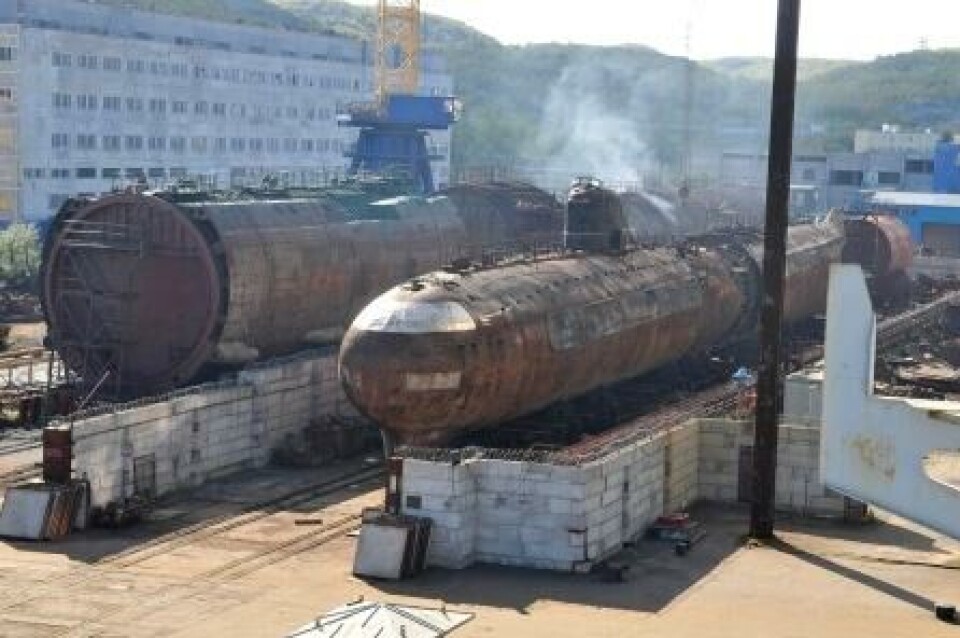 K-3 “Leninsky Komsomol” (to the right) in drydock at the shipyard where the reactor compartment was cut out. Photo: Zvezdochka, Nerpa filial.