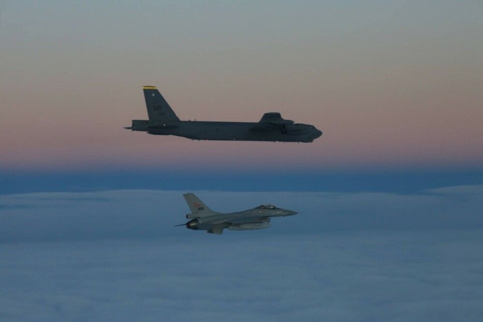 A Norwegian F-16 fighter jet from Bodø air base fly alongside the huge American B-52 bomber on December 3. Photo: Norwegian Air Force