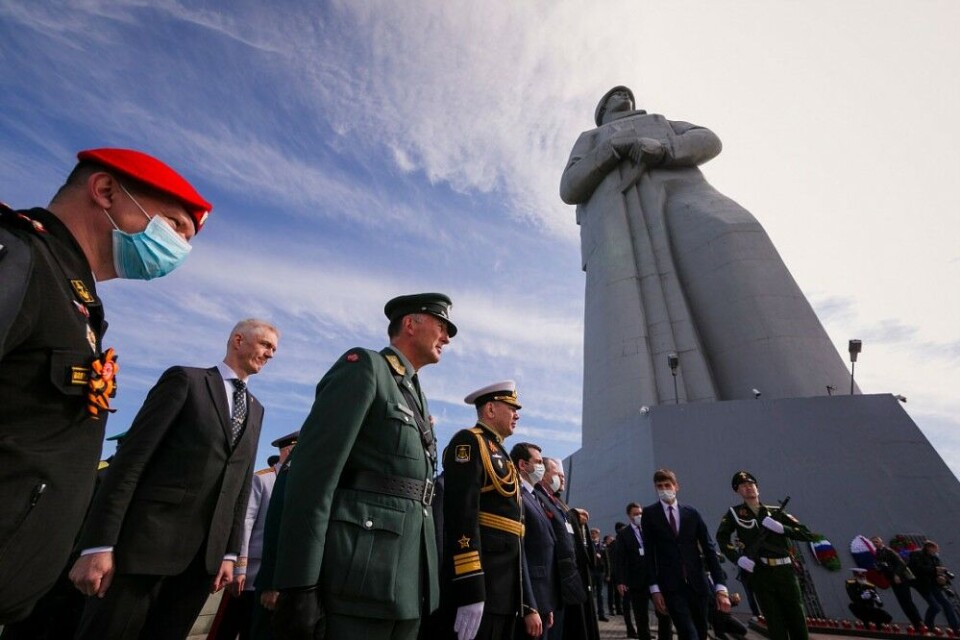 Rune Jakobsen and Aleksandr Moiseev honor victims of war in Kola Peninsula. Photo: gov-murman.ru