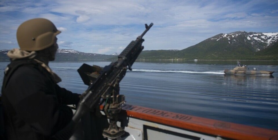 Gunner mans the machine gun on the bridge wing aboard the Arleigh Burke-class guided-missile destroyer 'USS Roosevelt' (DDG 80) as the ship sails outside Troms together with the Norwegian navy's corvette 'KNM Gnist'. Photo: Austin G. Collins / US Navy 6th fleet