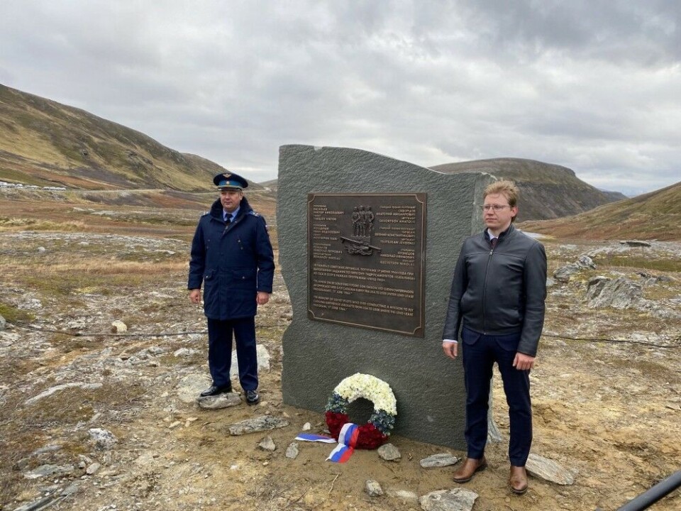 Russian Consul General Nikolai Konygin (right) participated as the memorial at the crash site of the plane on a mountain peak in Hasvik, Finnmark was unveiled in Thursday. Photo: Barents Observer