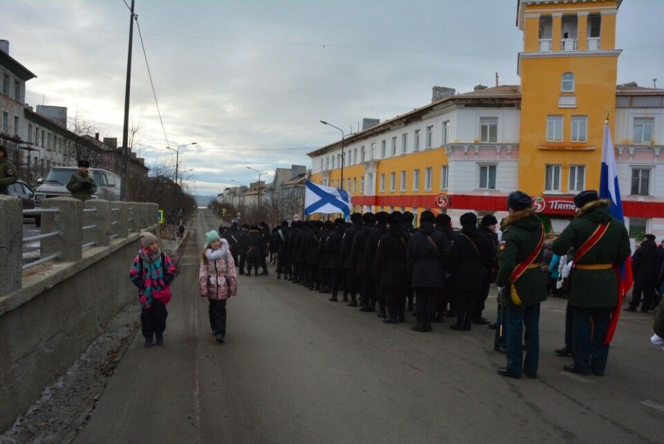 Soldiers marching in the border town of Nikel. Photo: Atle Staalesen