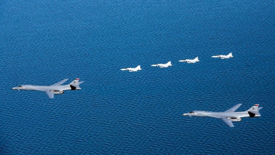 Four Jas 39 Gripen flying together with two B-1B in Swedish air space. Photo: Antonia Sehlstedt / Swedish Armed Forces