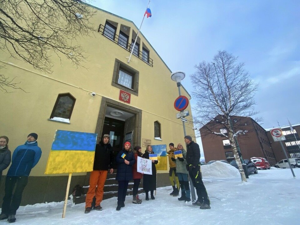 Anti-war protesters outside Russia's Consulate General in Kirkenes on Friday. Photo: Thomas Nilsen