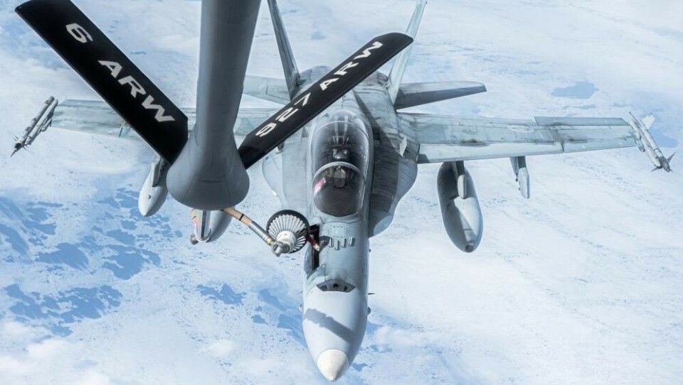 Американский самолет KC-135 «Стратотанкер» заправляет канадский самолет CF-18 «Хорнет» в рамках операции Noble Defender («Благородный защитник») в американской Арктике в 2022 году. На этой неделе после объявления Финляндией о своем намерении вступить в НАТО «Стратотанкер» пролетел над всей Финляндией, в том числе над южной Лапландией. Фото: летчик 1-го класса Джошуа Гастингс