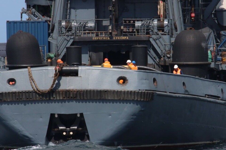 Crew members on the Northern Fleet rescue tug “Altay” made ropes ready for towing the Russian submarine. Photo: Royal Danish Navy / 3. Eskadre