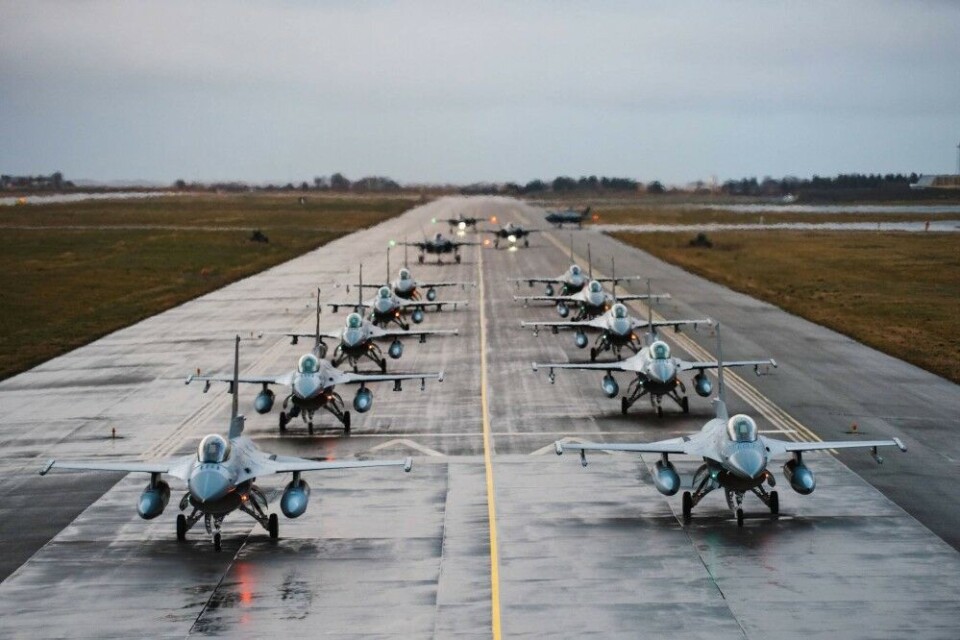 F-16 and F-35 fighter jets taxing at the Ørlandet air base. Photo: Marius Brustad, Forsvaret