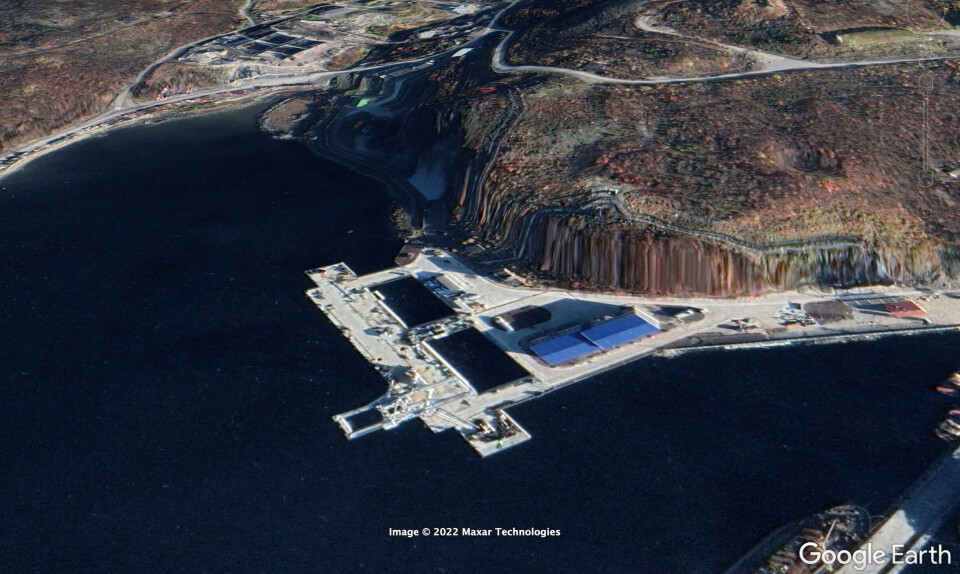 Brand new quay for loading ballistic missiles and other missiles on board the Northern Fleet submarines. The blue building on shore is a giant hall for the handling of weapons. and other military gear. Photo: Google Earth / Barents Observer