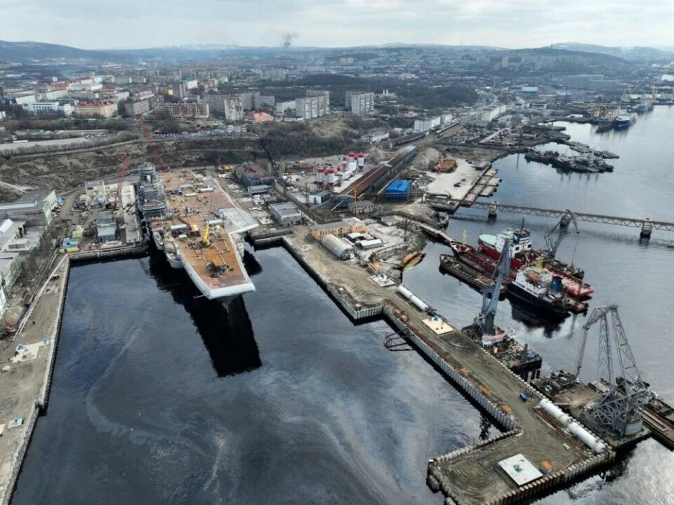 A light oil film on the water is clearly visible hours after the aircraft carrier was put the new docking site at shipyard No. 35 in Murmansk. Photo courtesy of Visualrian