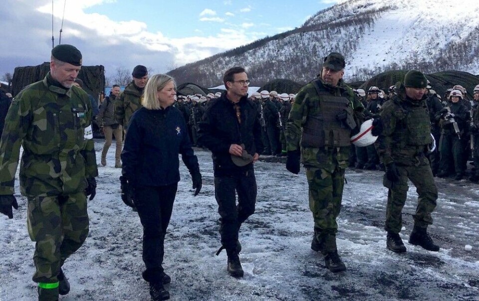 Премьер-министр Швеции Магдалена Андерссон и лидер оппозиции Ульф Кристерссон посетили учения НАТО «Холодный ответ». Фото: Вооруженные Силы Финляндии