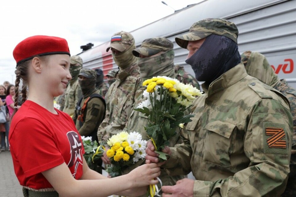 Children from Yunarmyia’s branch in Arkhangelsk gave flowers to the Rosgvardia soldiers that returned from the bloody war in Ukraine. Photo: Yunarmiya / Vkontakte