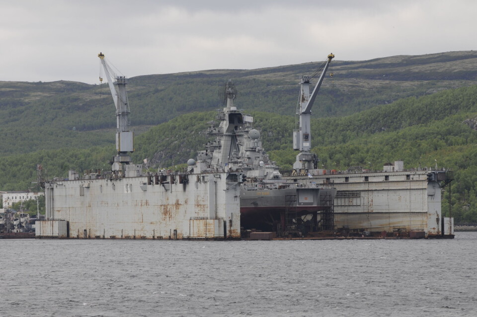 The floating dock at yard No. 82 in Roslyakovo. Here with the nuclear-powered battle cruiser Pyotr Velikiy. Photo: Thomas Nilsen