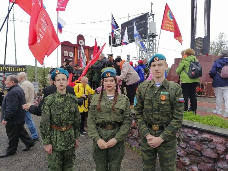 Члены местных молодежных военных организаций на открытии нового памятника в Титовке. Фото: vk.com/vityazmurman
