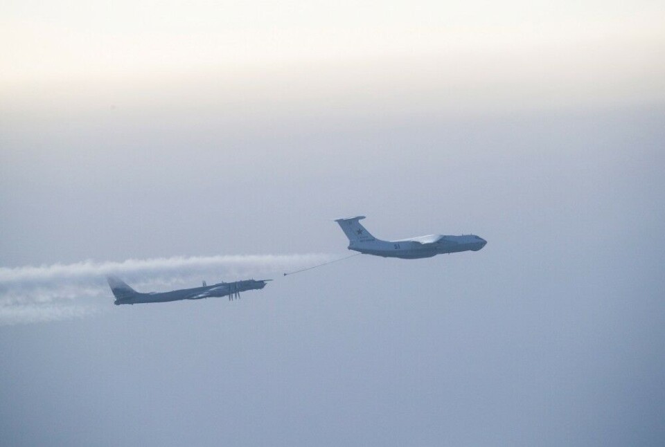 Дозаправка Ту-142 в воздухе от российского самолета-заправщика в четверг перед продолжением полета на юг в сторону Северного моря. Фото: ВВС Норвегии