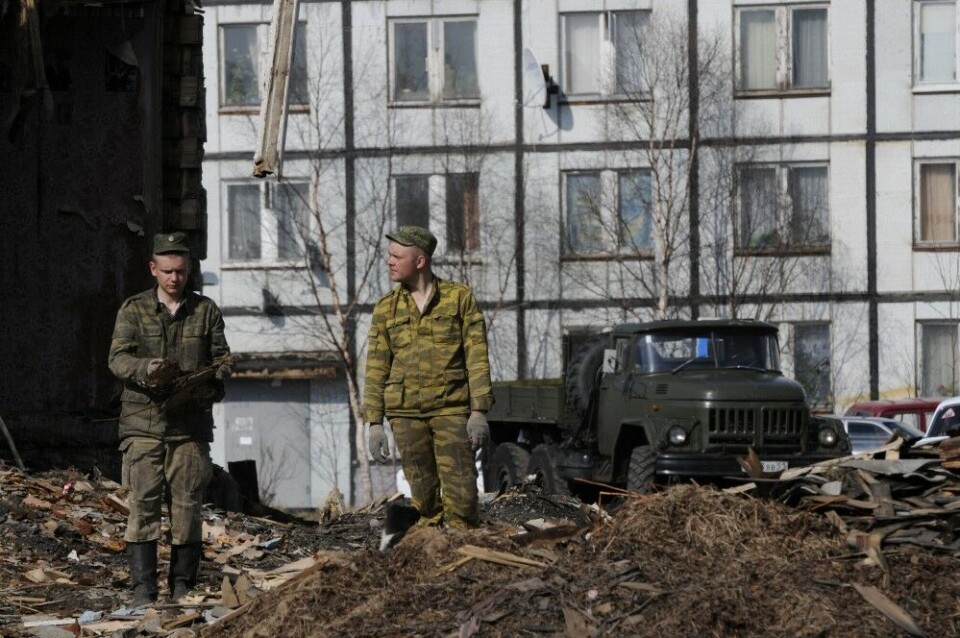 Workers tear down some of the old houses in Korzunovo, a half-abandoned military town next to the 'tankodrom' (training ground for tanks), for the 200th Motorized Rifle Brigade in Pechenga on the Kola Peninsula. Photo: Thomas Nilsen