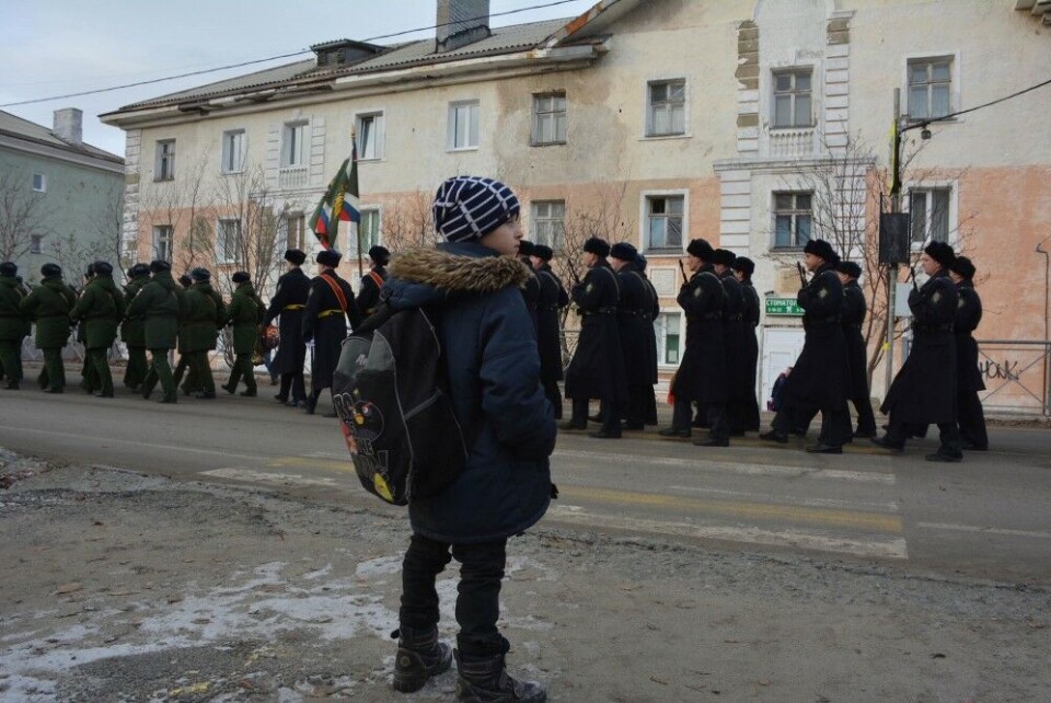 Soldiers marching in border town Nikel. Photo: Atle Staalesen