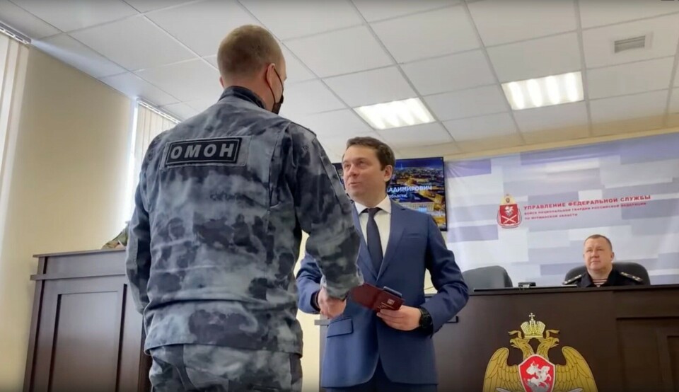 Murmansk Governor Andrei Chibis meets National Guards soldiers that have returned from Ukraine. Screenshot from VK video