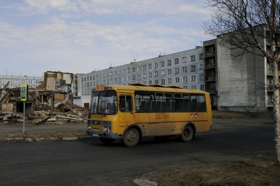 School bus picking up children from the military garrisons in the Pechenga valley, like Korzunova, Loustari, Upper Loustari and 19 km, all home to soldiers that currently are fighting in Ukraine. Photo: Thomas Nilsen