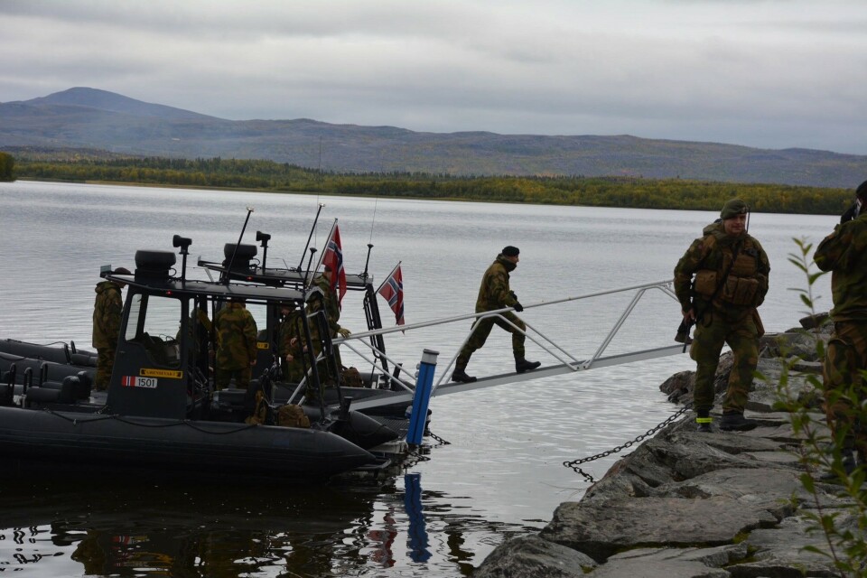 Crown Prince Haakon sets foot on the shore of the Pasvik River. Photo: Atle Staalesen